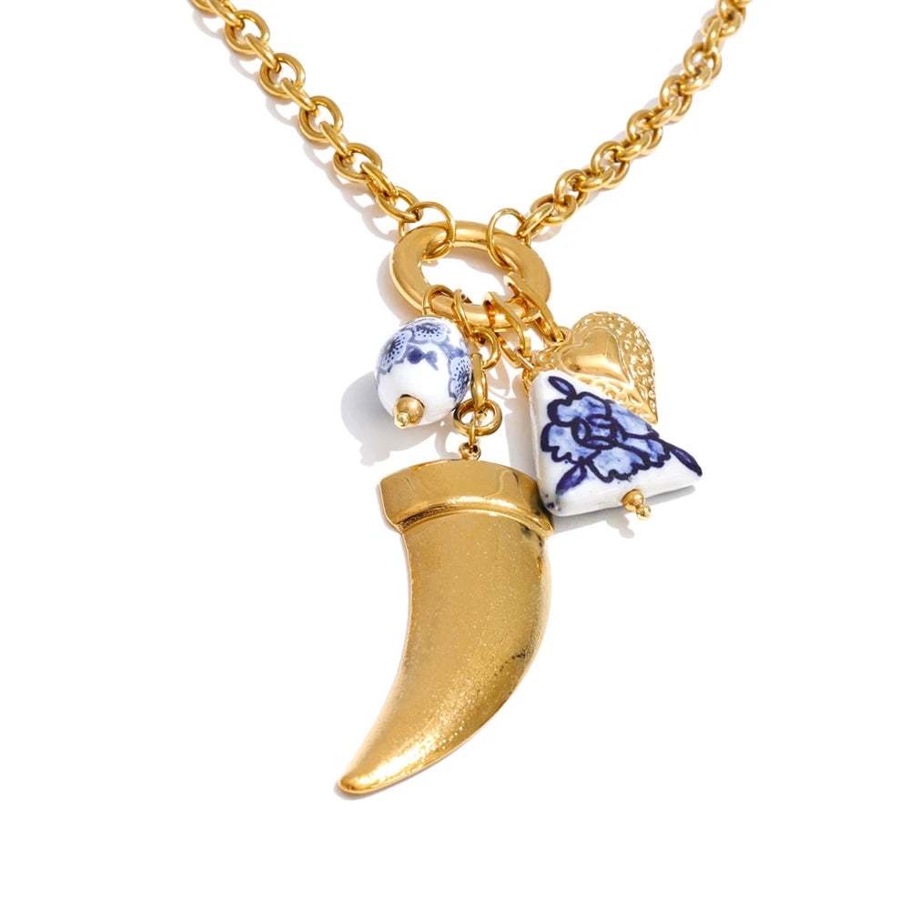 Heart geometric necklace in gold-plated stainless steel.