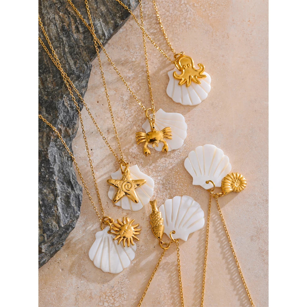 Shell star geometric necklace in gold-plated stainless steel with shell.