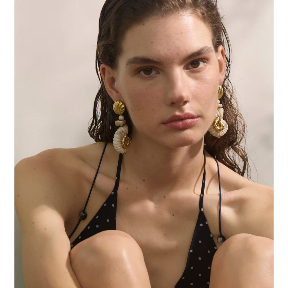 Shell resin geometric earrings in gold-plated stainless steel with shell and resin.