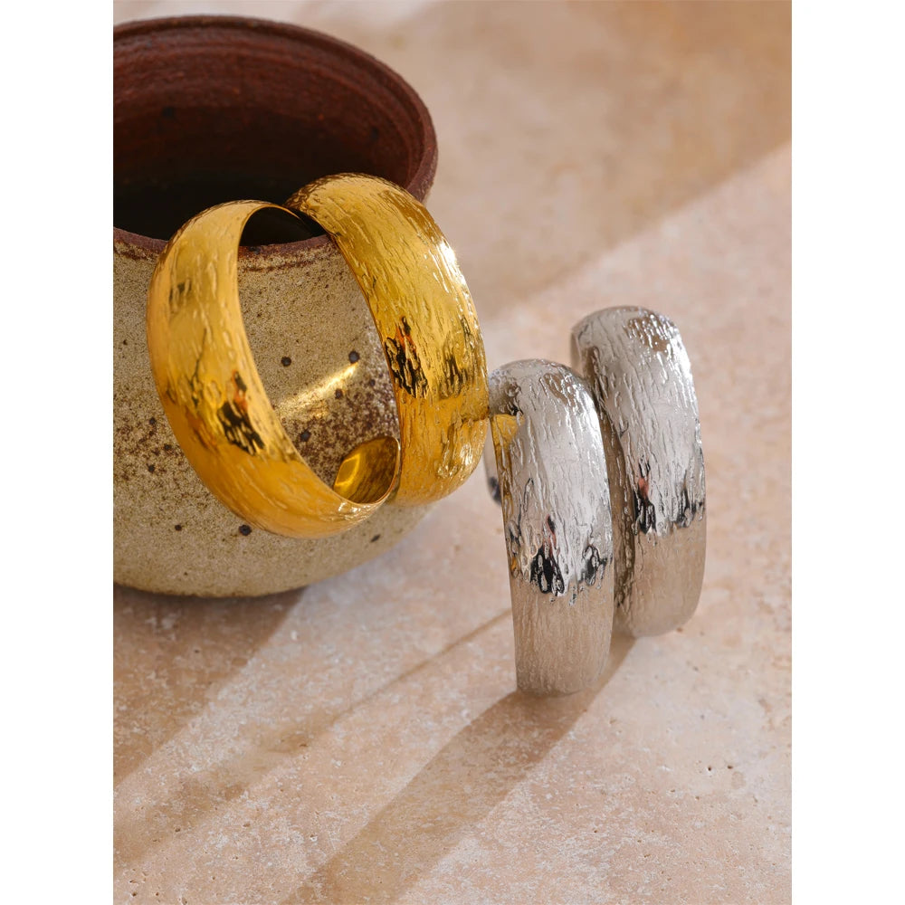 Geometric earrings in gold-plated stainless steel.