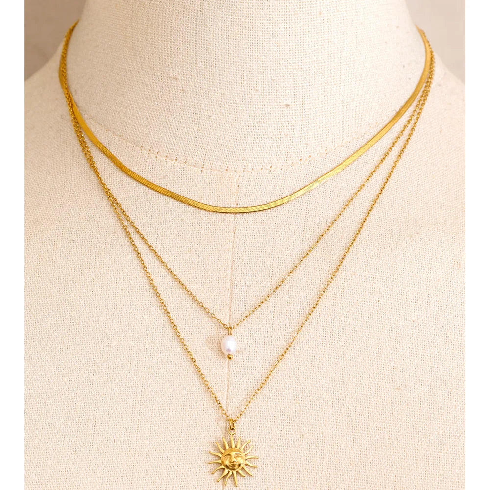 Freshwater pearl sun geometric necklace in gold-plated stainless steel with freshwater pearl.