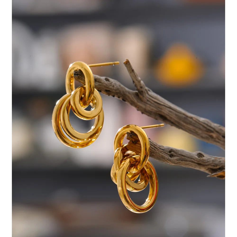 Geometric earrings in gold-plated stainless steel.