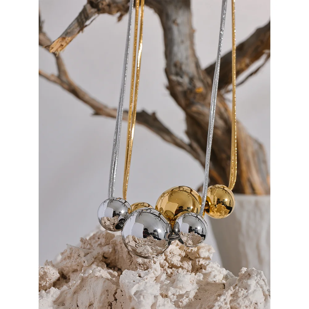 Beaded geometric chain necklace in gold-plated 316L stainless steel.