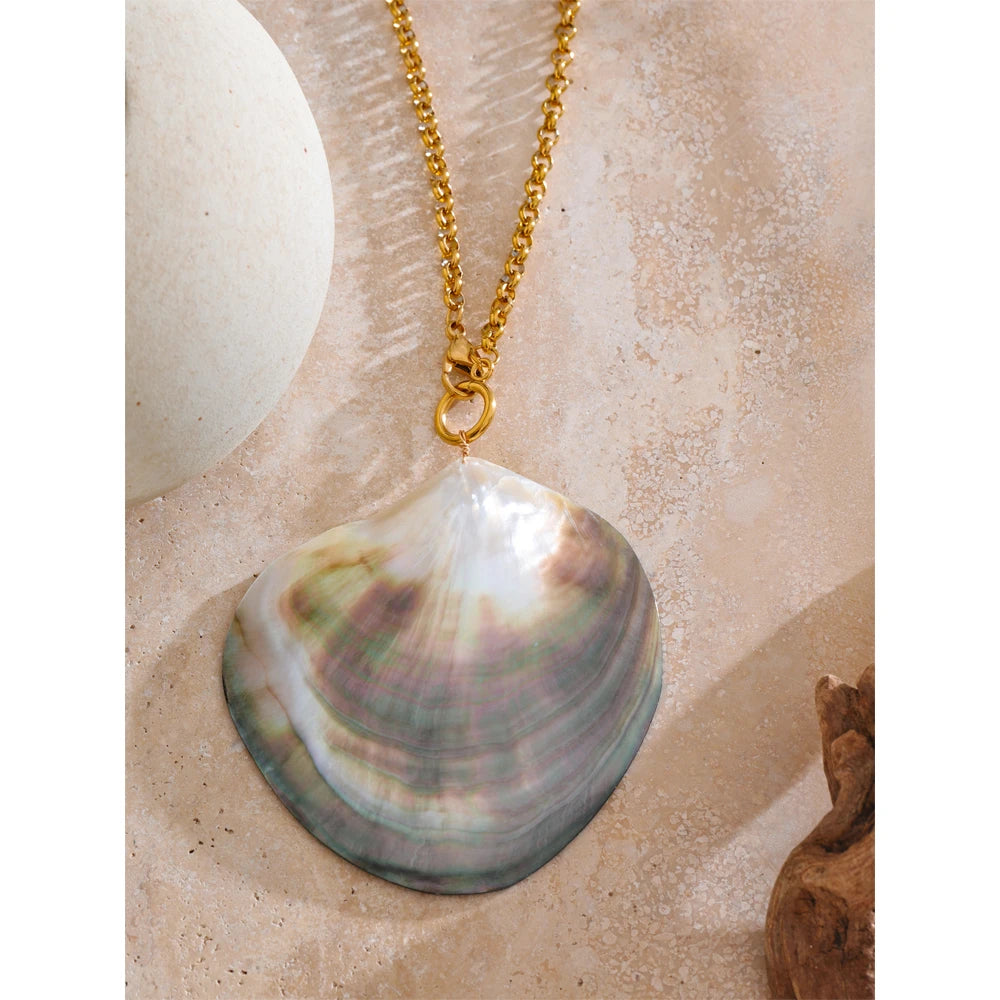 Pearl shell geometric necklace in gold-plated stainless steel with pearl and shell.