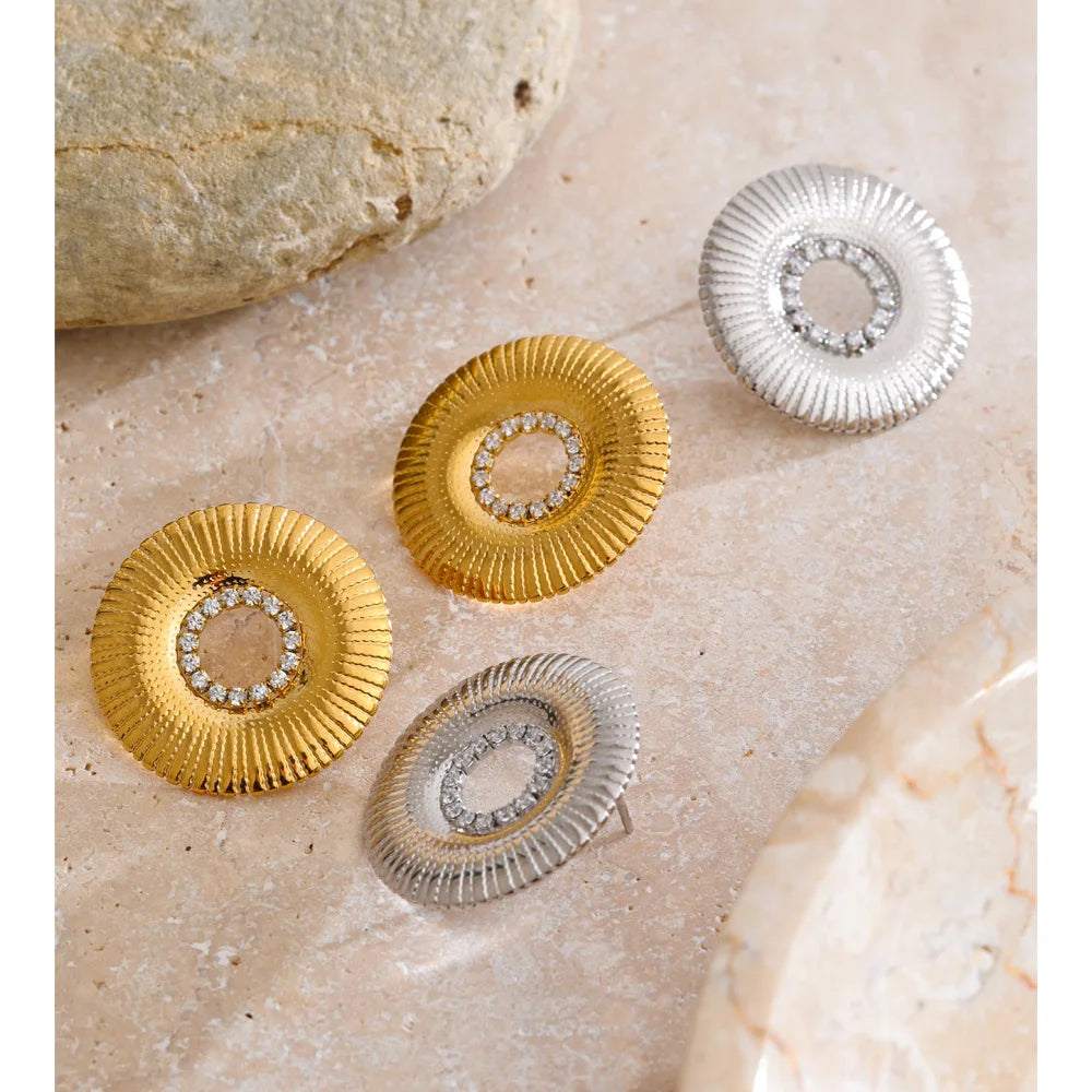 Cubic zirconia geometric earrings in gold-plated stainless steel with cubic zirconia.