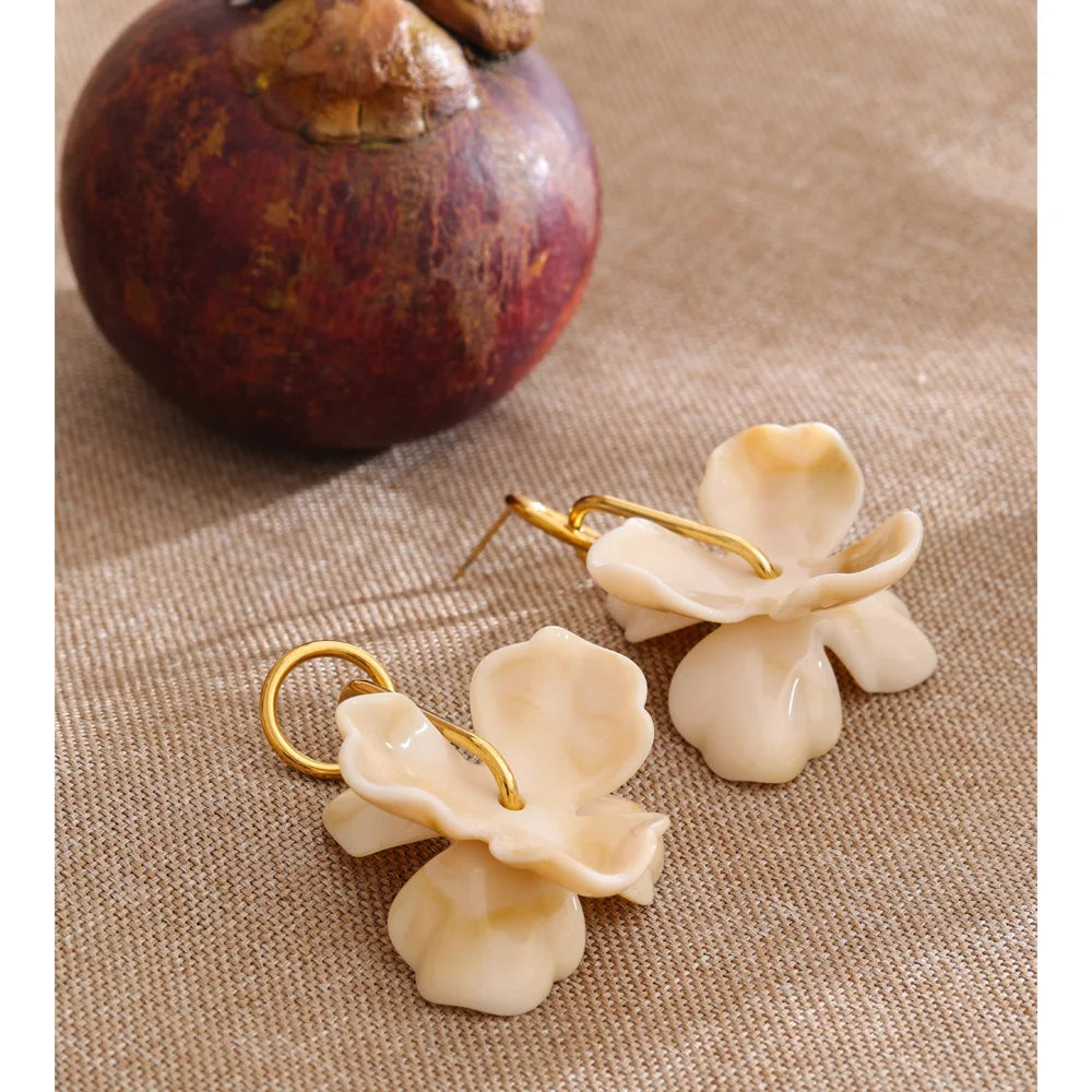 Resin flower earrings in gold-plated stainless steel with resin.