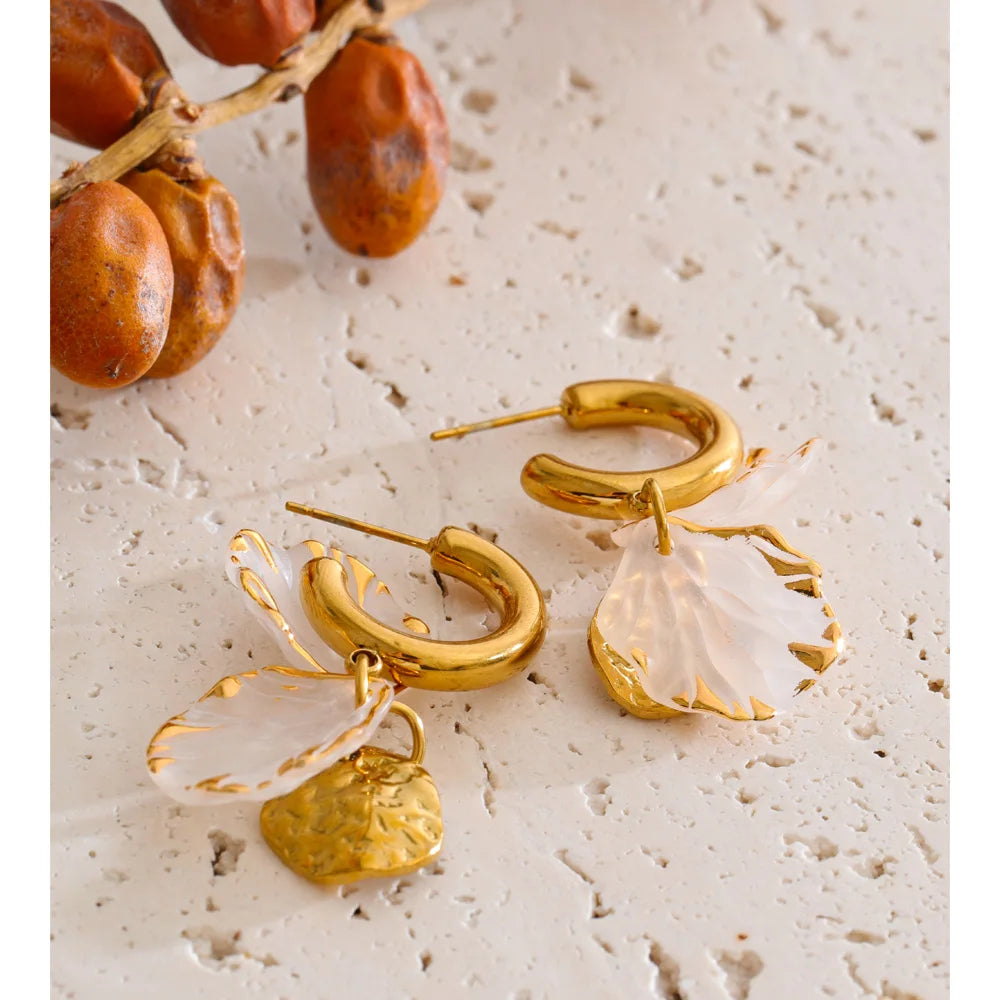 Resin flower geometric earrings in gold-plated stainless steel with resin.