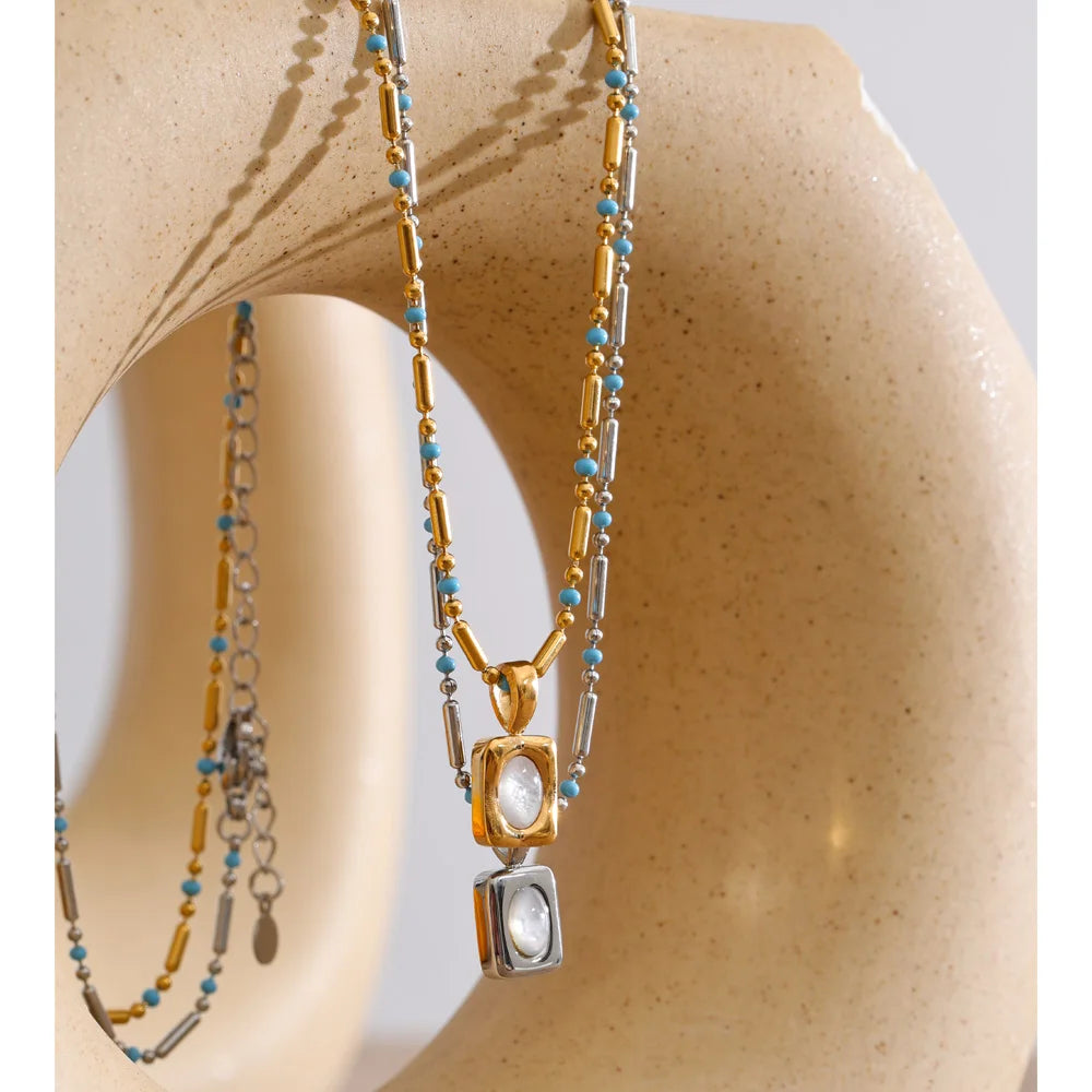 Shell geometric necklace in gold-plated stainless steel with shell.
