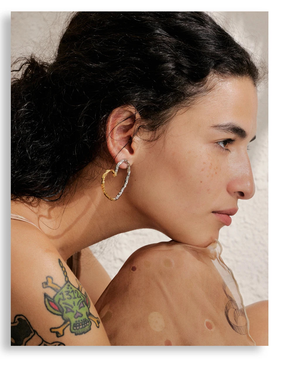 Heart minimalist earrings in gold-plated stainless steel.