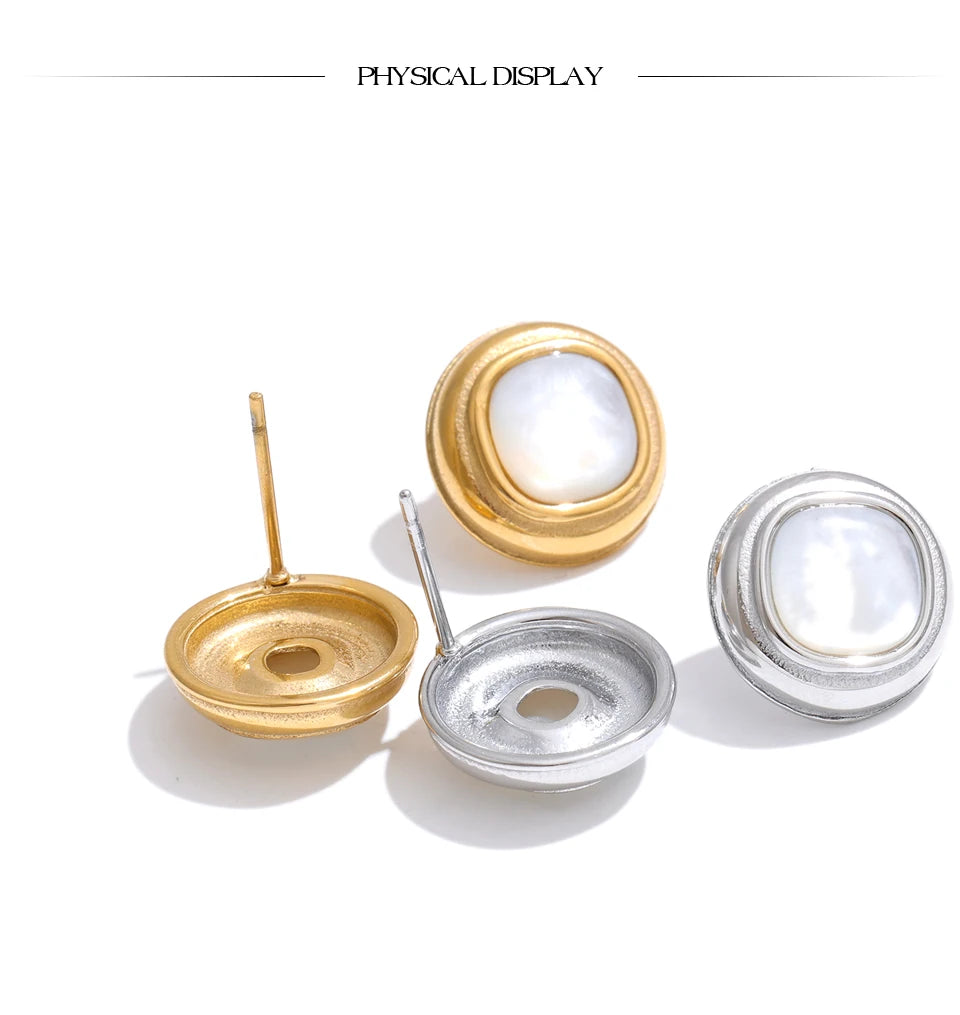 Shell geometric earrings in gold-plated stainless steel with shell.