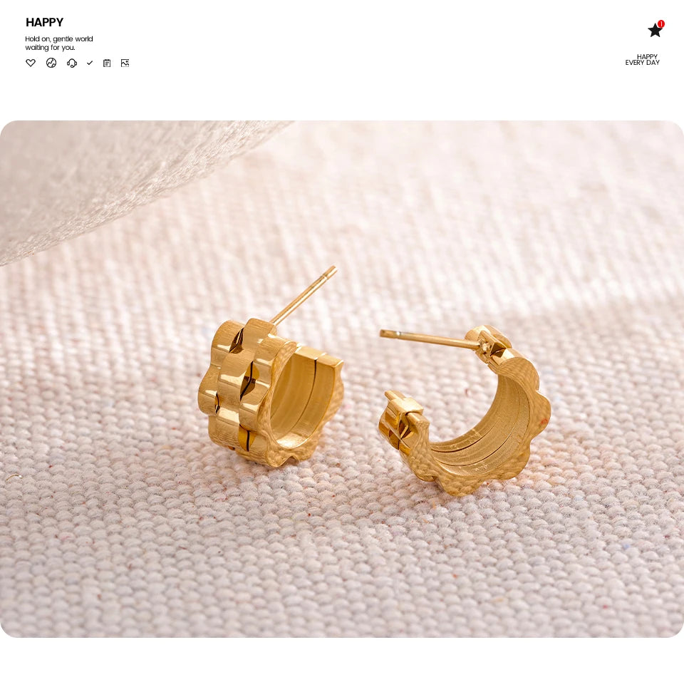 Hammered geometric earrings in 18K gold-plated stainless steel.