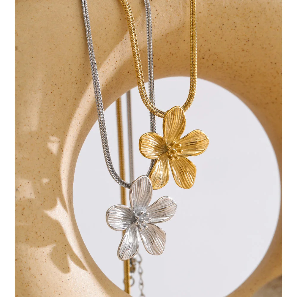 Flower necklace in gold-plated stainless steel.