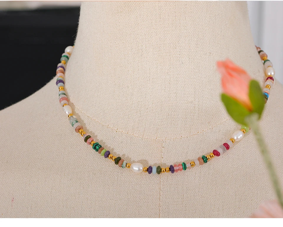 Freshwater pearl natural stone multi-color necklace in gold-plated stainless steel with freshwater pearl and natural stone.