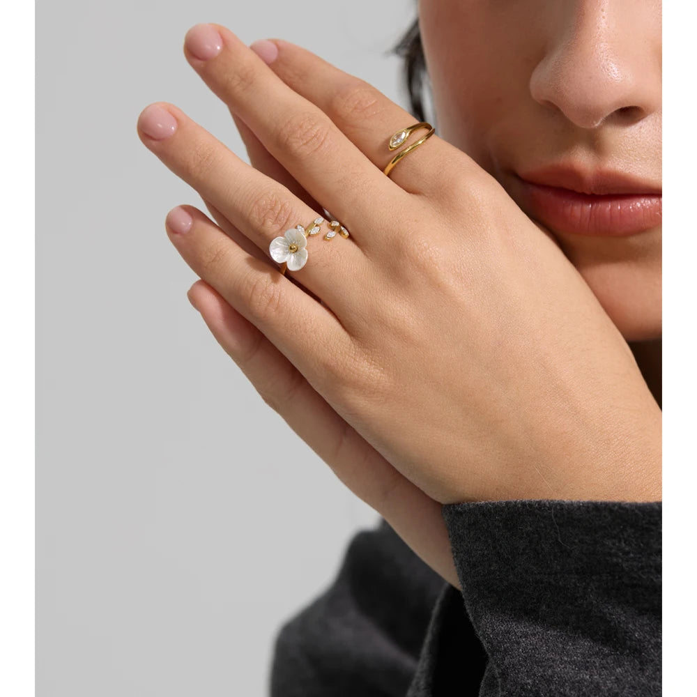 Cubic zirconia snake geometric ring in 18K gold-plated stainless steel with cubic zirconia.
