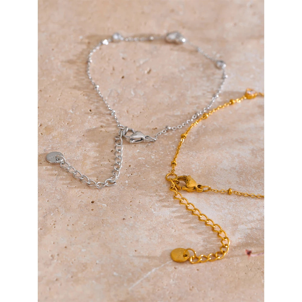 Cubic zirconia heart chain necklace in gold-plated stainless steel with cubic zirconia.