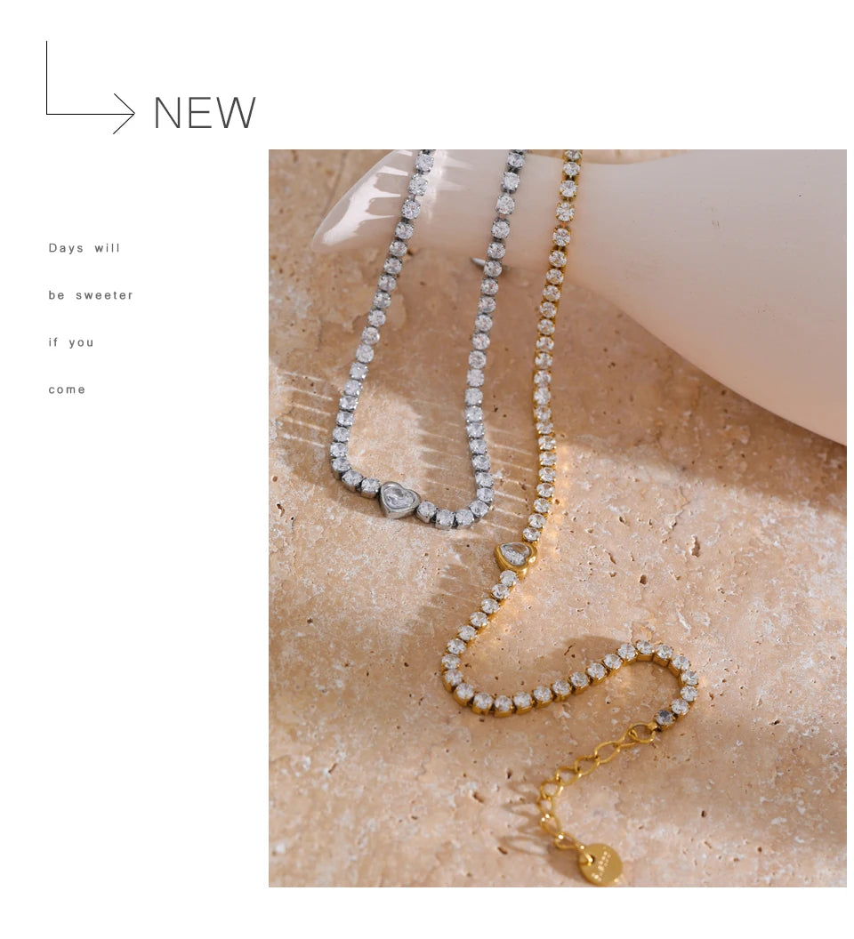 Cubic zirconia heart geometric necklace in gold-plated stainless steel with cubic zirconia.