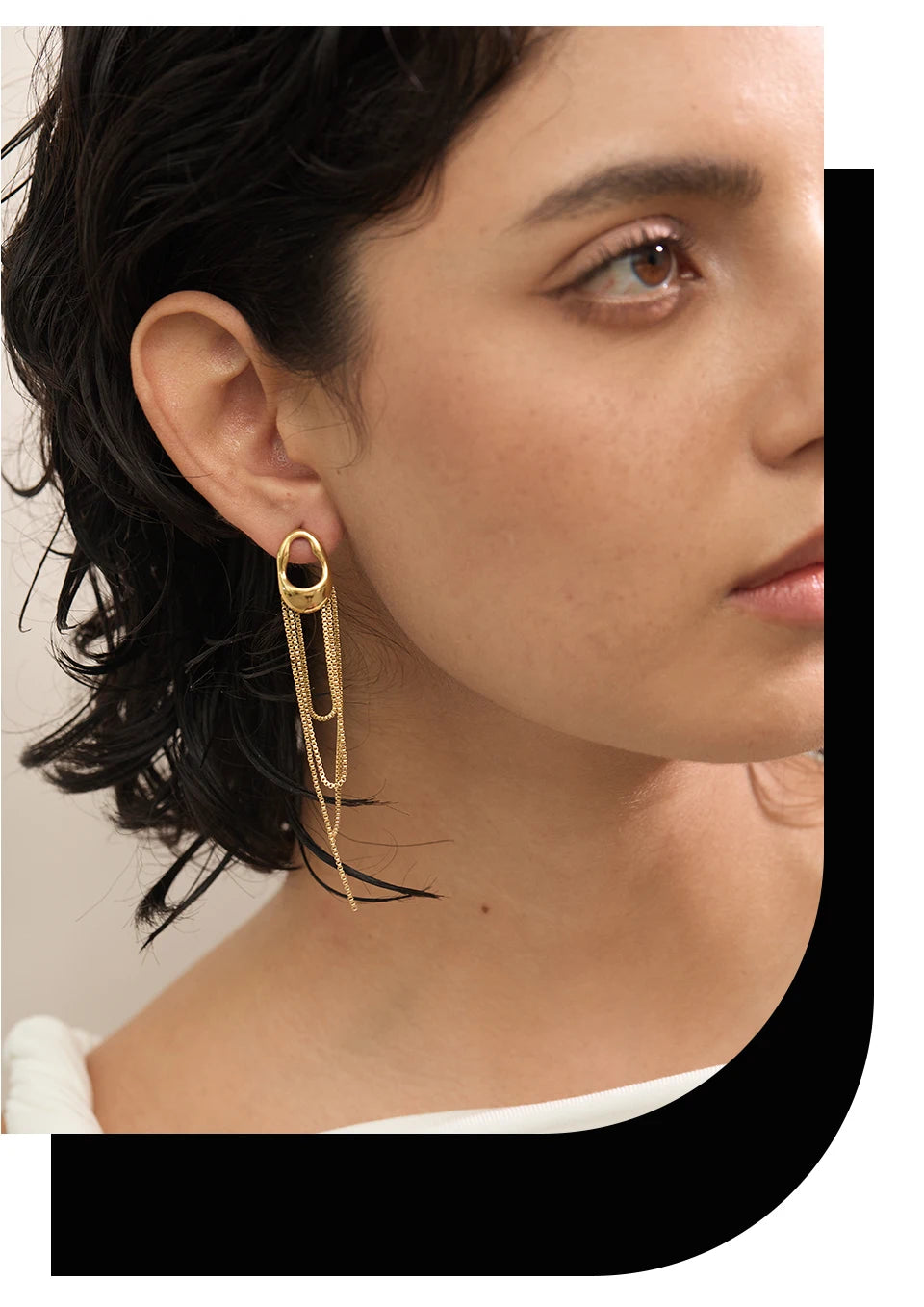 Geometric chain earrings in gold-plated 316L stainless steel.