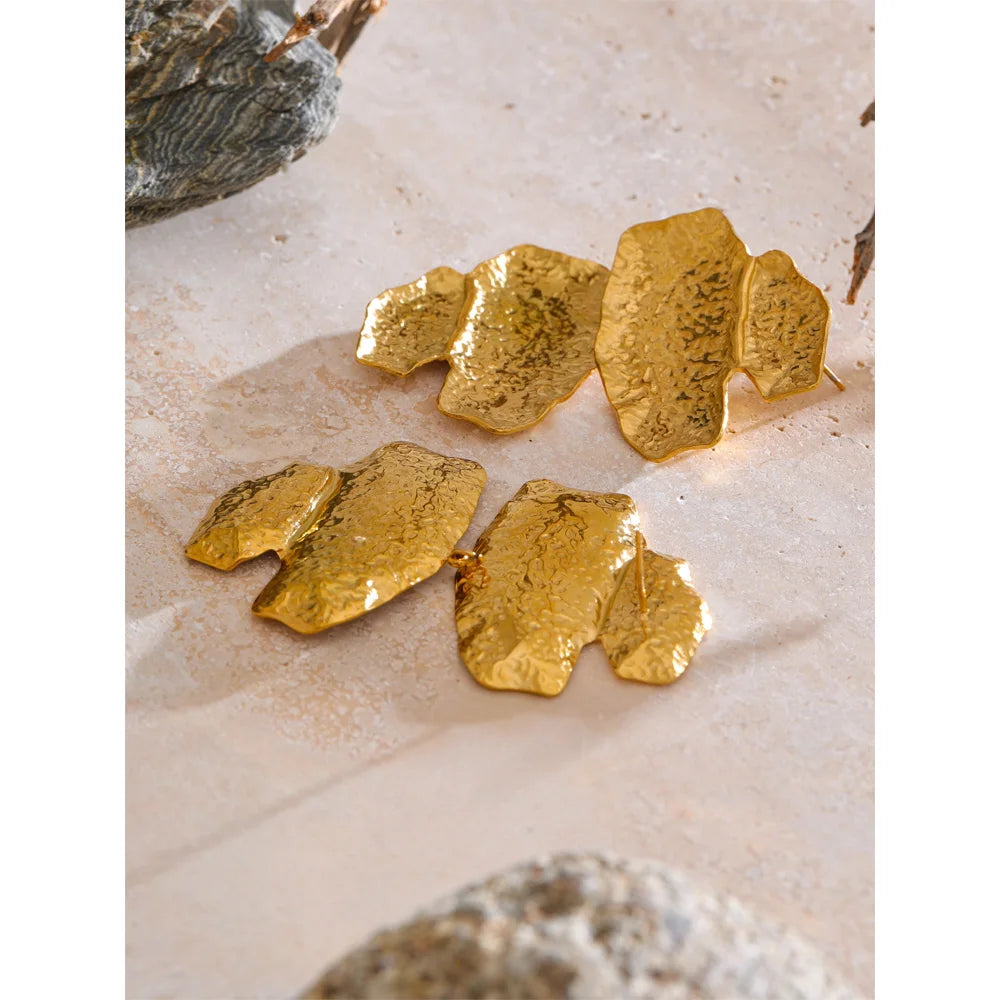 Hammered geometric earrings in gold-plated stainless steel.