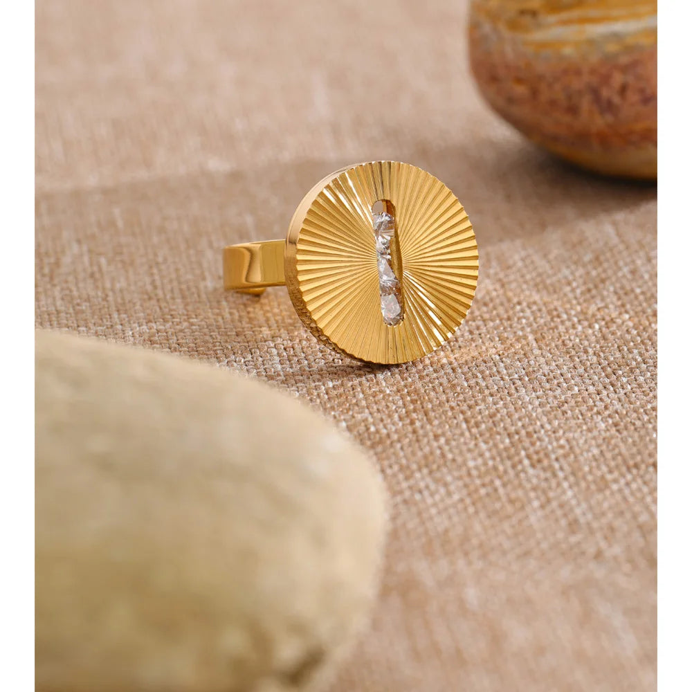 Cubic zirconia geometric ring in 18K gold-plated stainless steel with cubic zirconia.