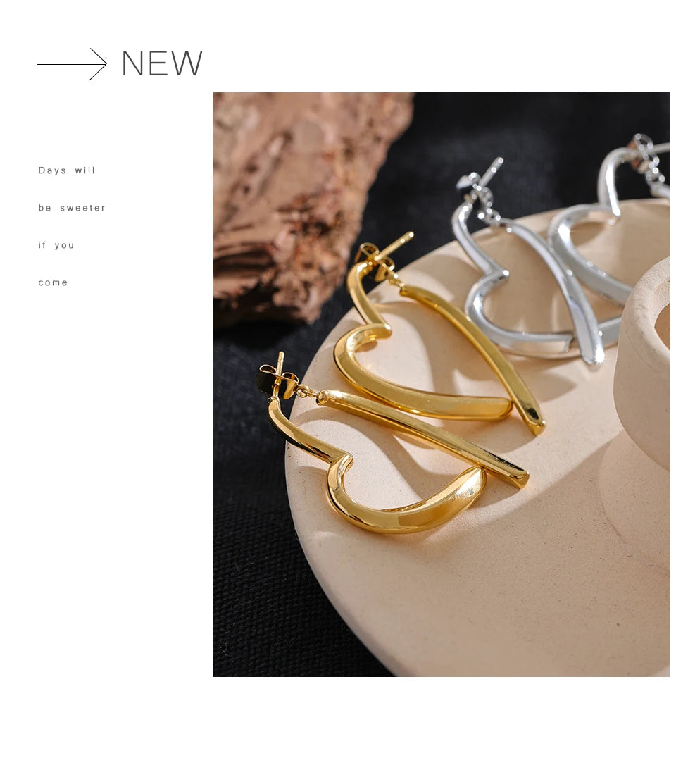 Heart minimalist earrings in gold-plated stainless steel.