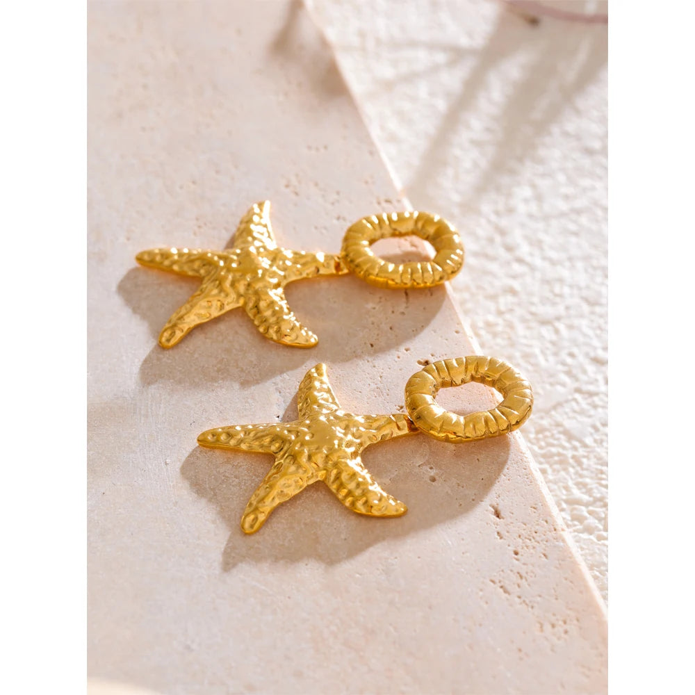 Star earrings in gold-plated stainless steel.
