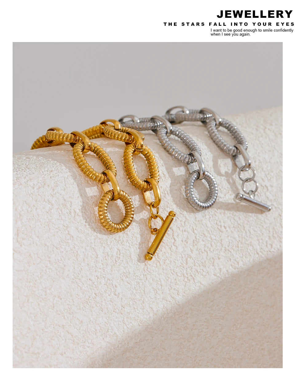 Hammered geometric chain necklace in gold-plated 316L stainless steel.