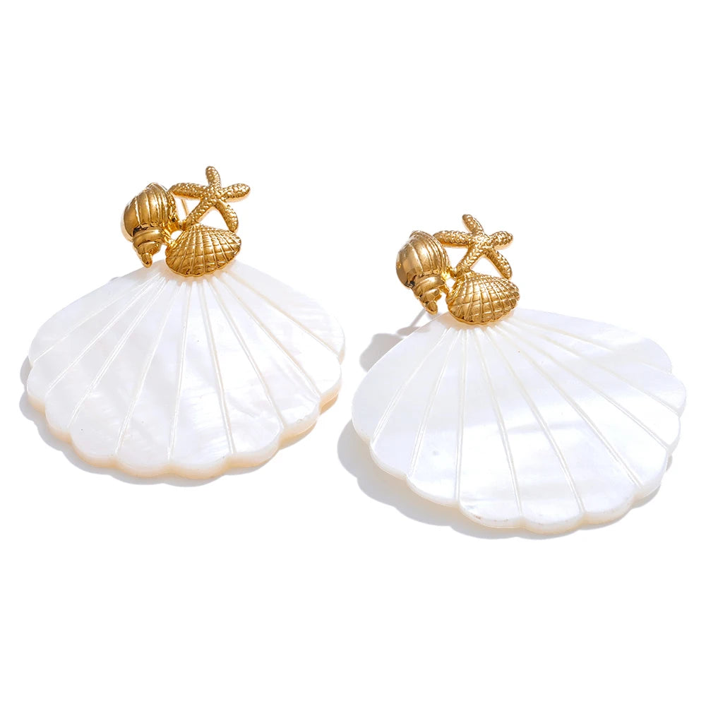 Shell star geometric earrings in gold-plated stainless steel with shell.