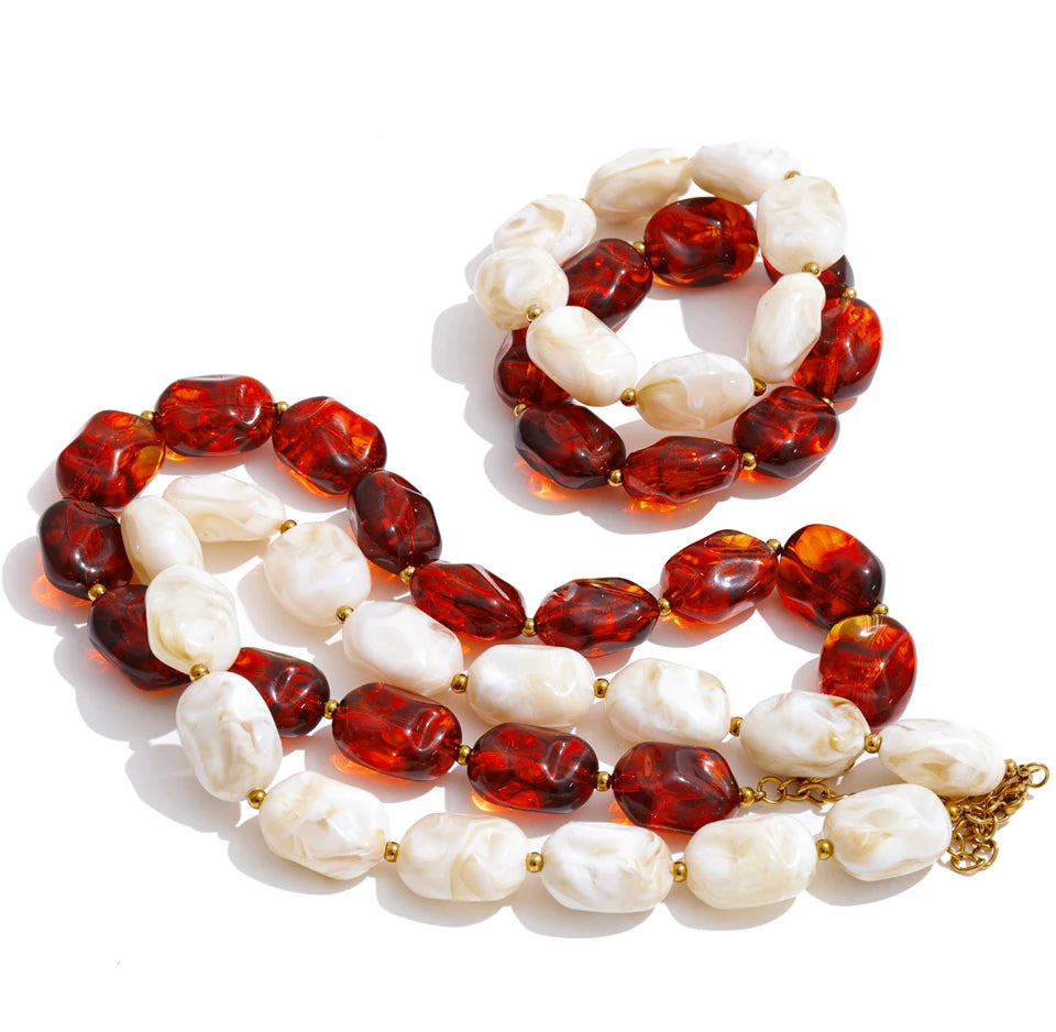 Amber resin acrylic necklace in gold-plated stainless steel with resin and acrylic.