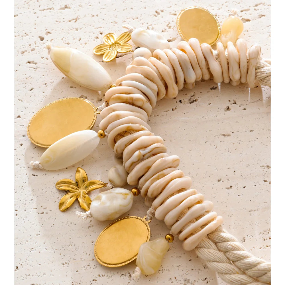 Resin flower geometric necklace in gold-plated stainless steel with resin.