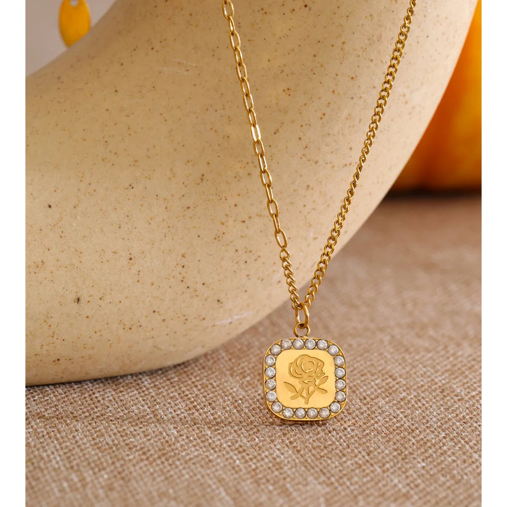Cubic zirconia flower geometric necklace in gold-plated stainless steel with cubic zirconia.