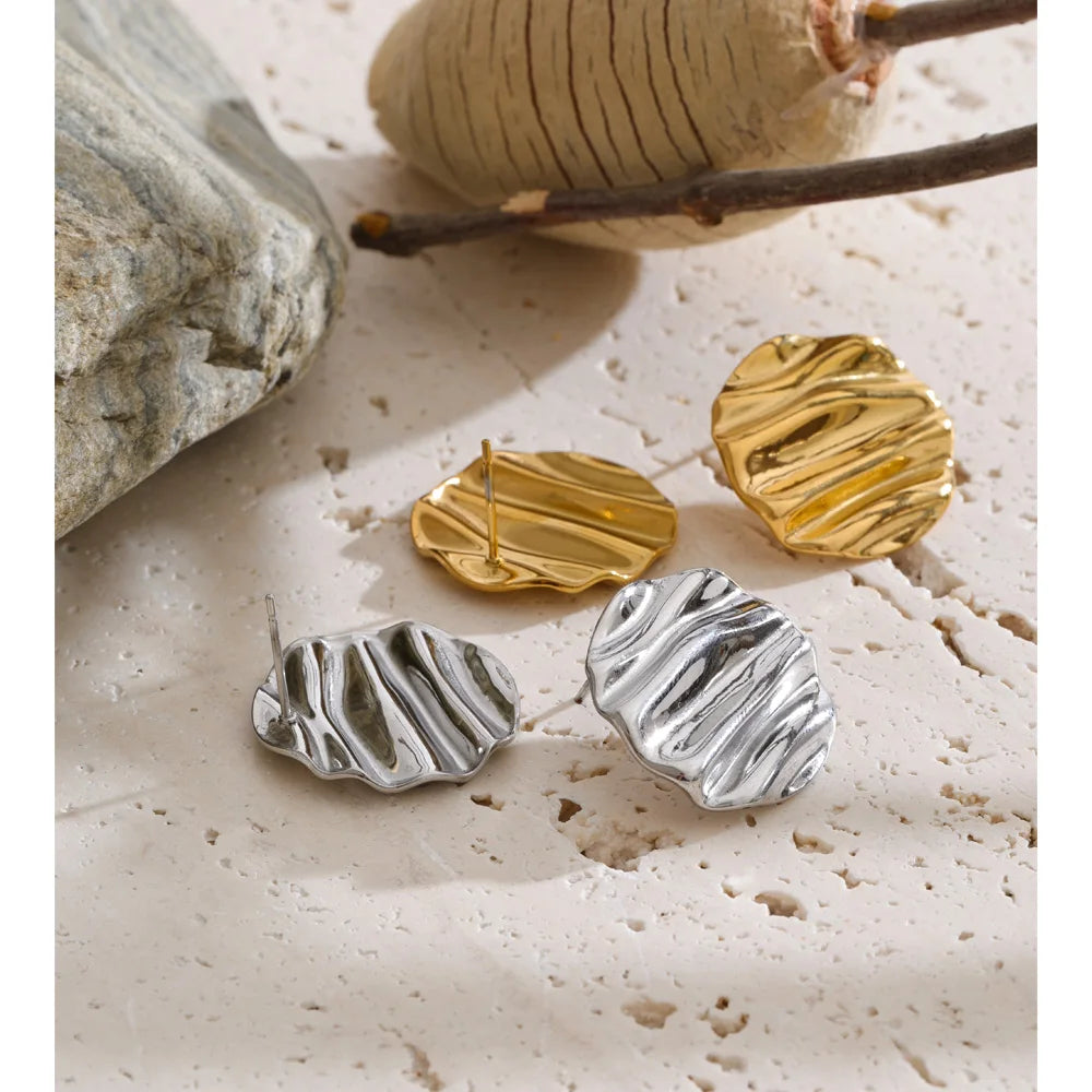 Geometric earrings in gold-plated stainless steel.