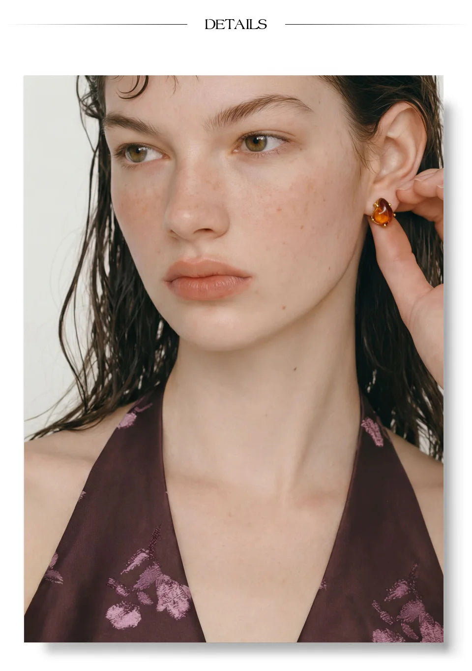 Black resin acrylic earrings in gold-plated stainless steel with resin and acrylic.