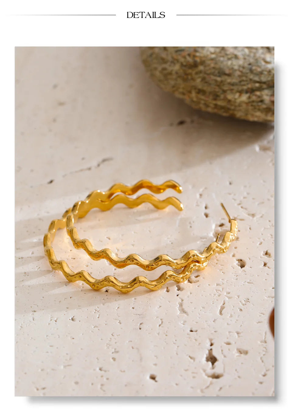 Geometric earrings in gold-plated stainless steel.