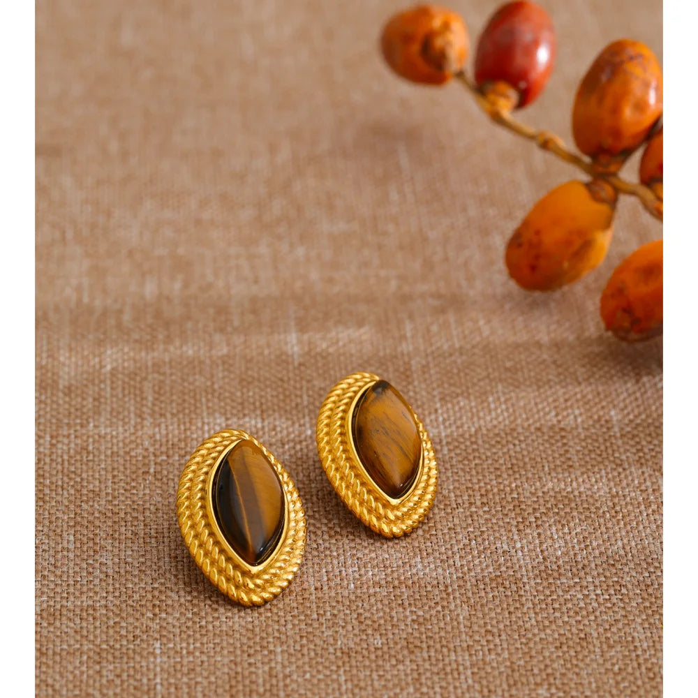 Natural stone geometric earrings in gold-plated stainless steel with natural stone.