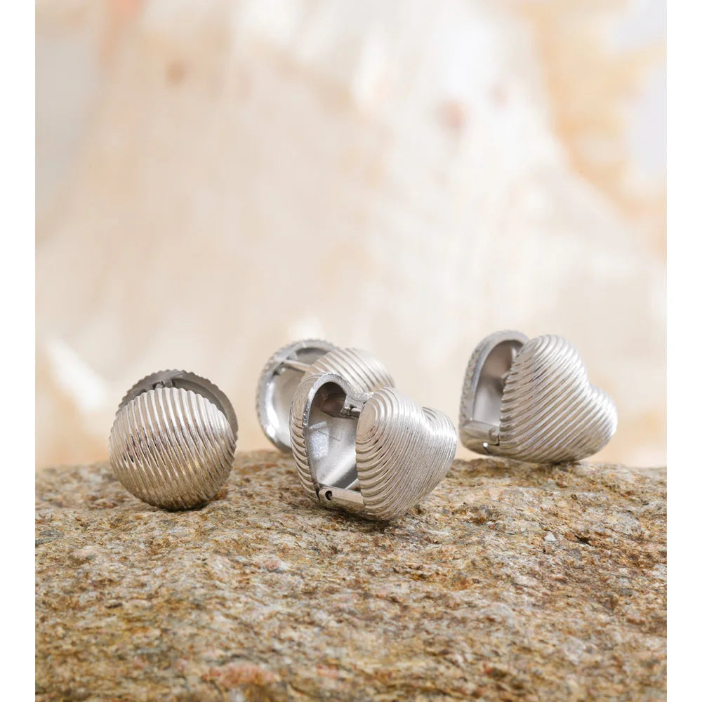 Heart minimalist geometric earrings in gold-plated stainless steel.