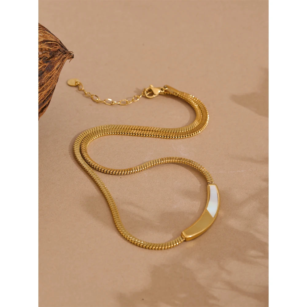 Shell geometric chain necklace in gold-plated stainless steel with shell.