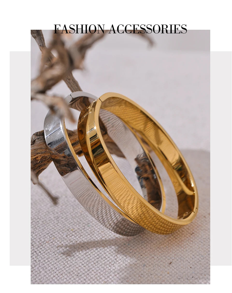 Geometric bracelet in gold-plated stainless steel.