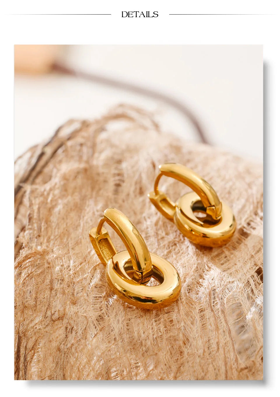Geometric earrings in gold-plated stainless steel.