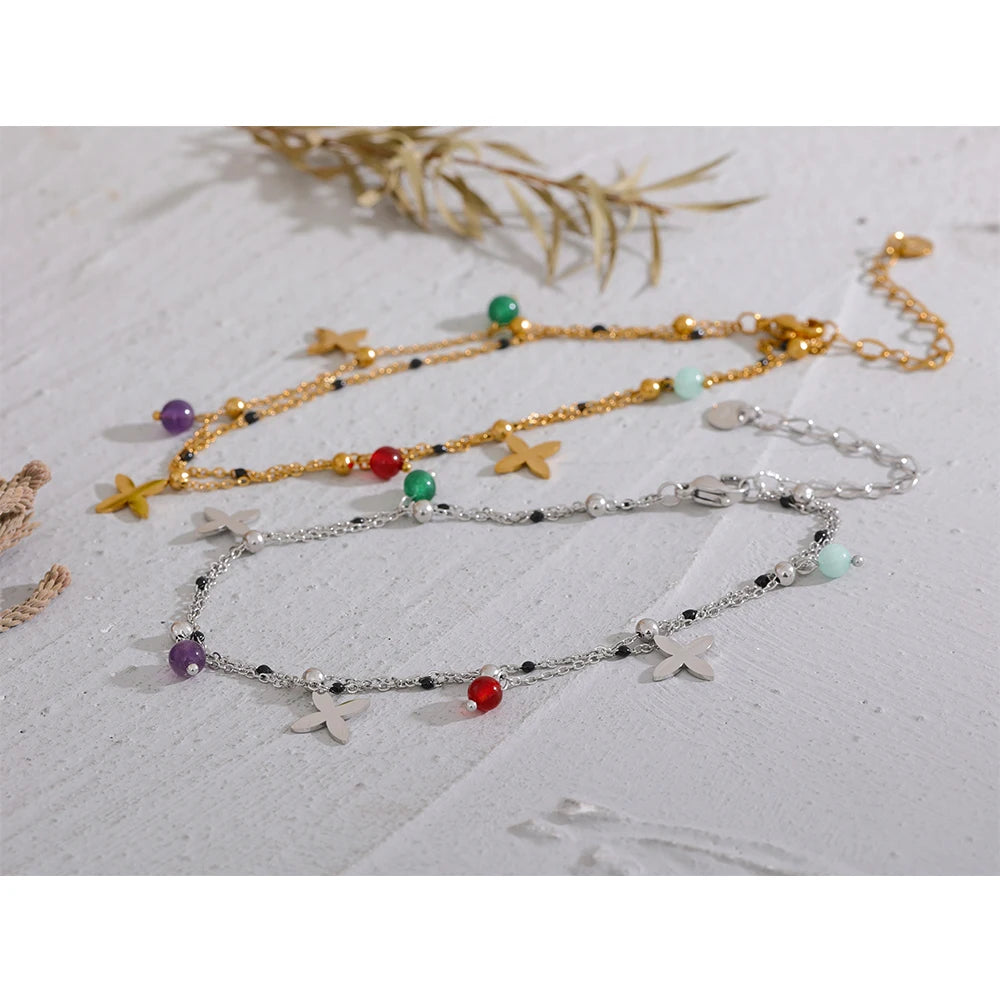 Natural stone flower beaded necklace in gold-plated stainless steel with natural stone.