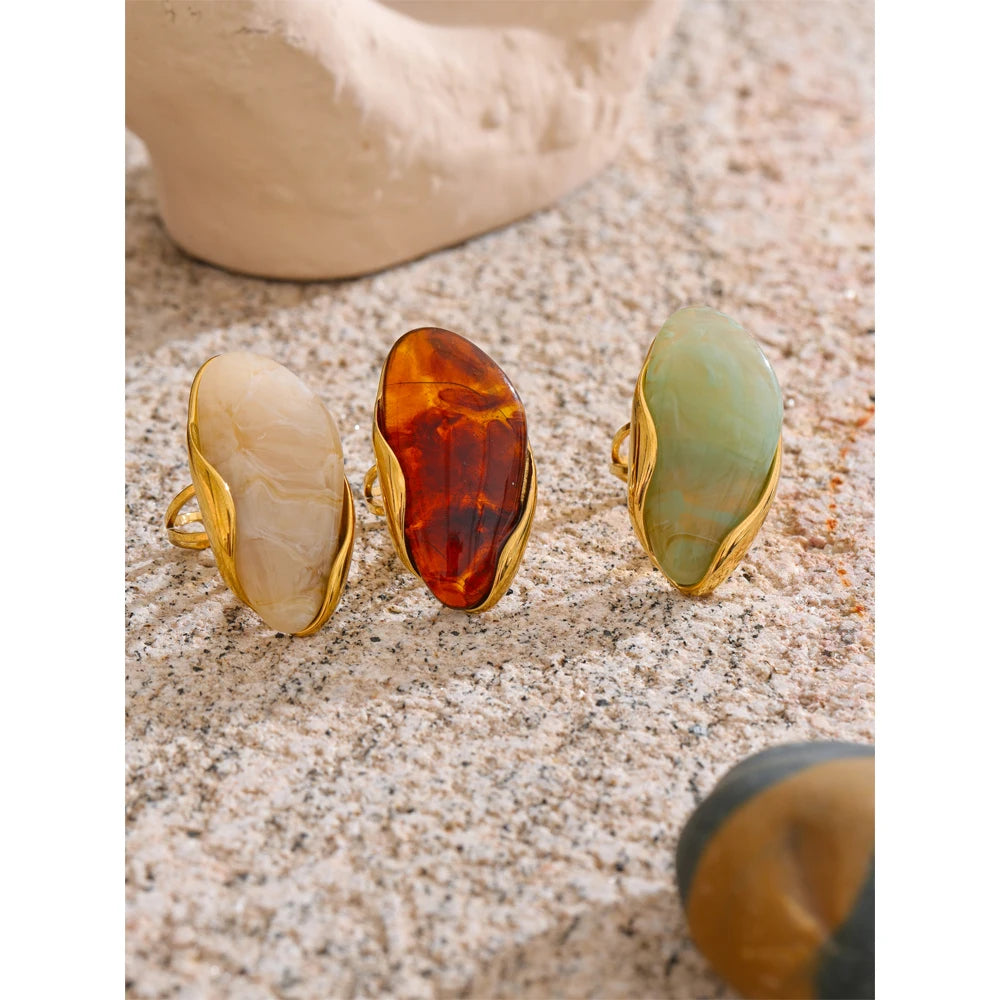 Green resin geometric ring in 18K gold-plated stainless steel with resin.