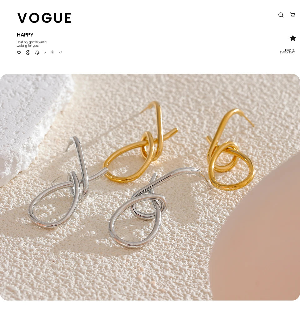 Geometric earrings in gold-plated stainless steel.