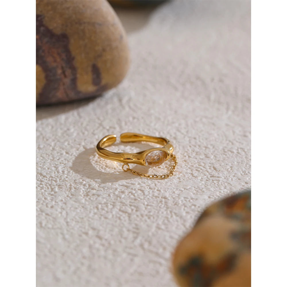 Cubic zirconia geometric chain ring in 18K gold-plated stainless steel with cubic zirconia.