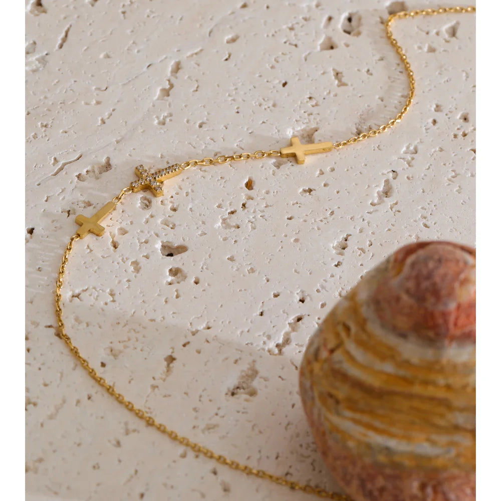 Cubic zirconia cross geometric necklace in gold-plated stainless steel with cubic zirconia.