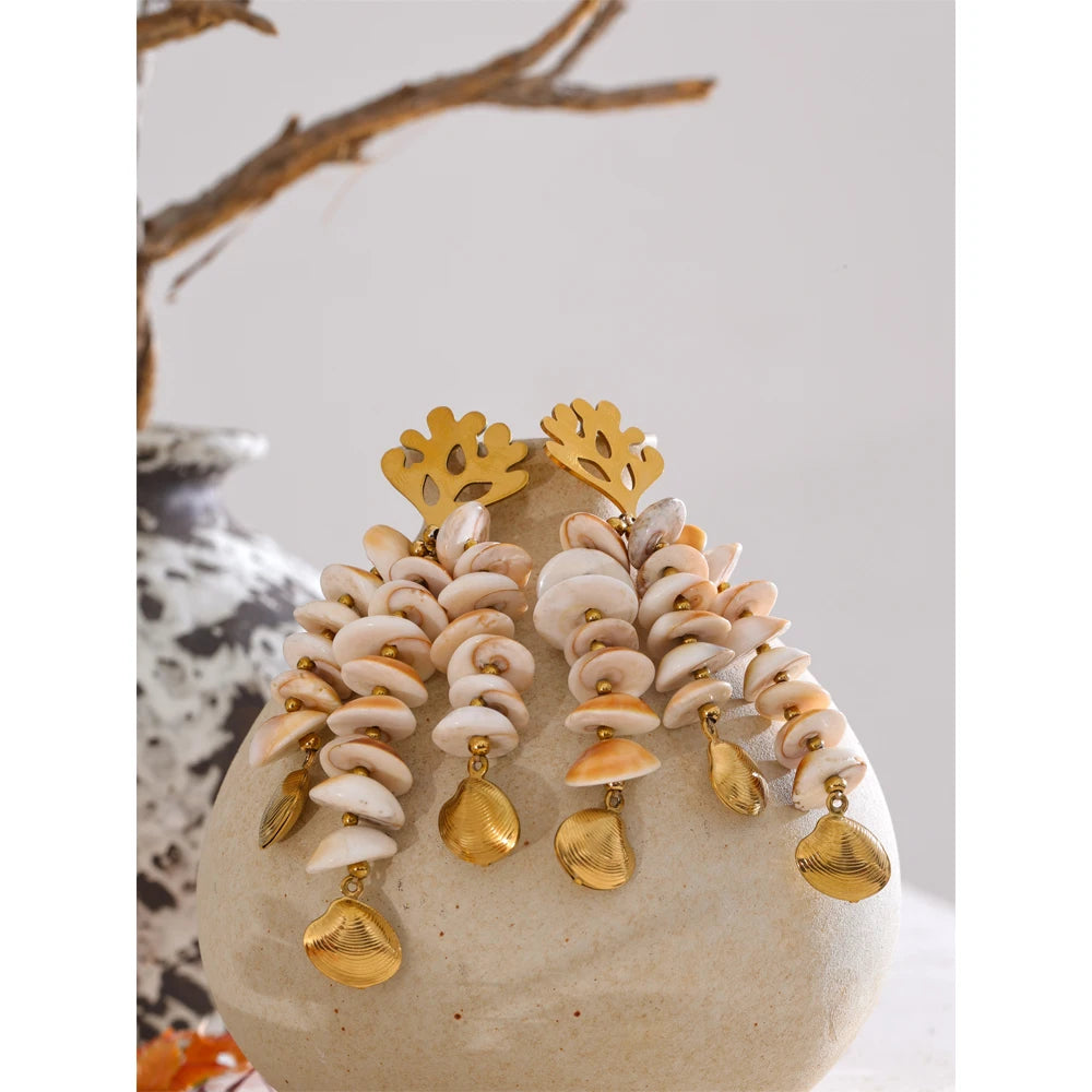 Shell geometric earrings in gold-plated stainless steel with shell.