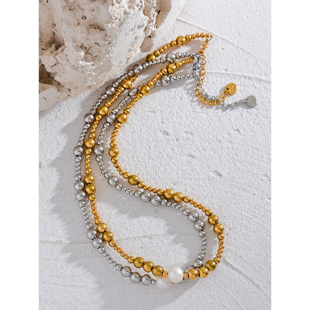 Freshwater pearl geometric necklace in 18K gold-plated stainless steel with freshwater pearl.