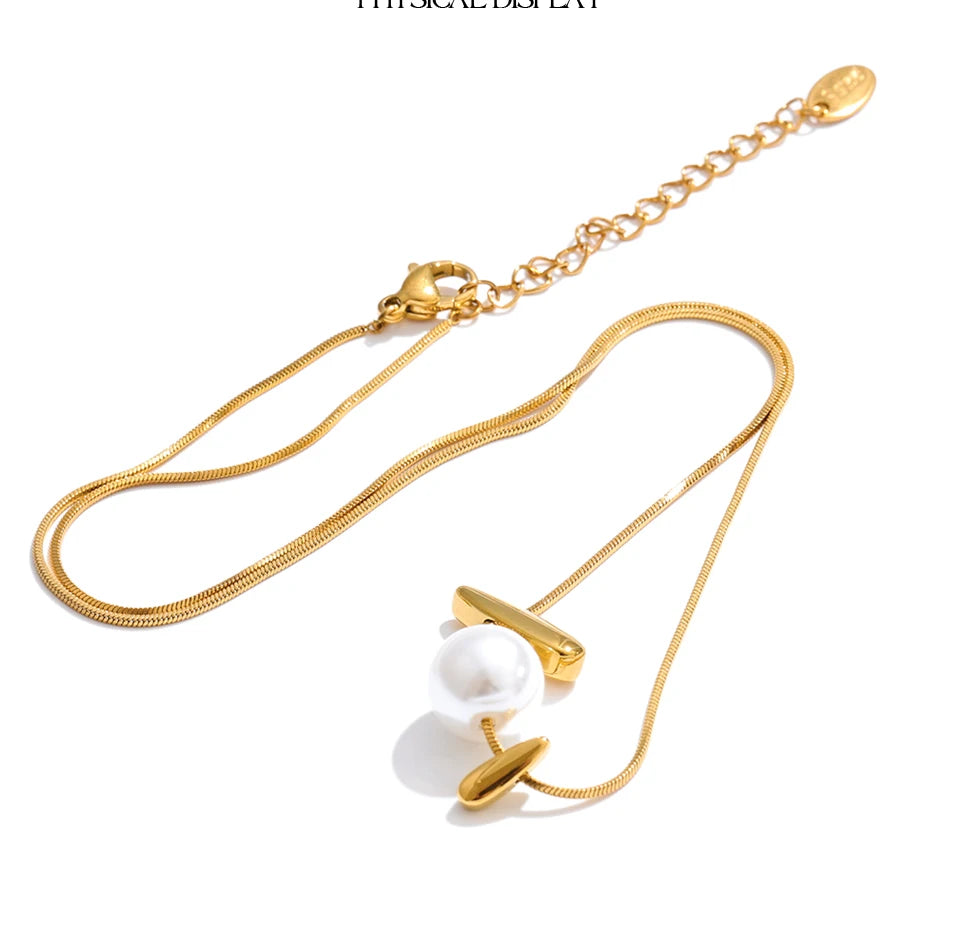 Pearl geometric necklace in gold-plated stainless steel with pearl.