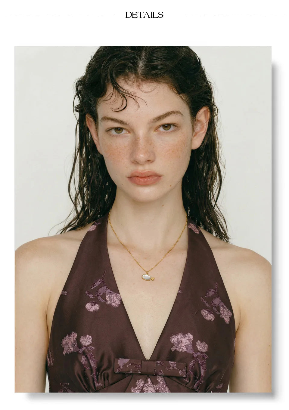 Shell geometric necklace in gold-plated stainless steel with shell.