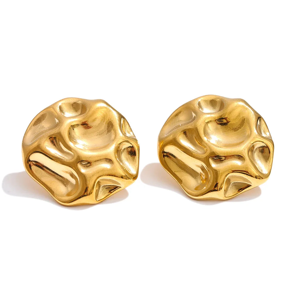Hammered geometric earrings in gold-plated stainless steel.