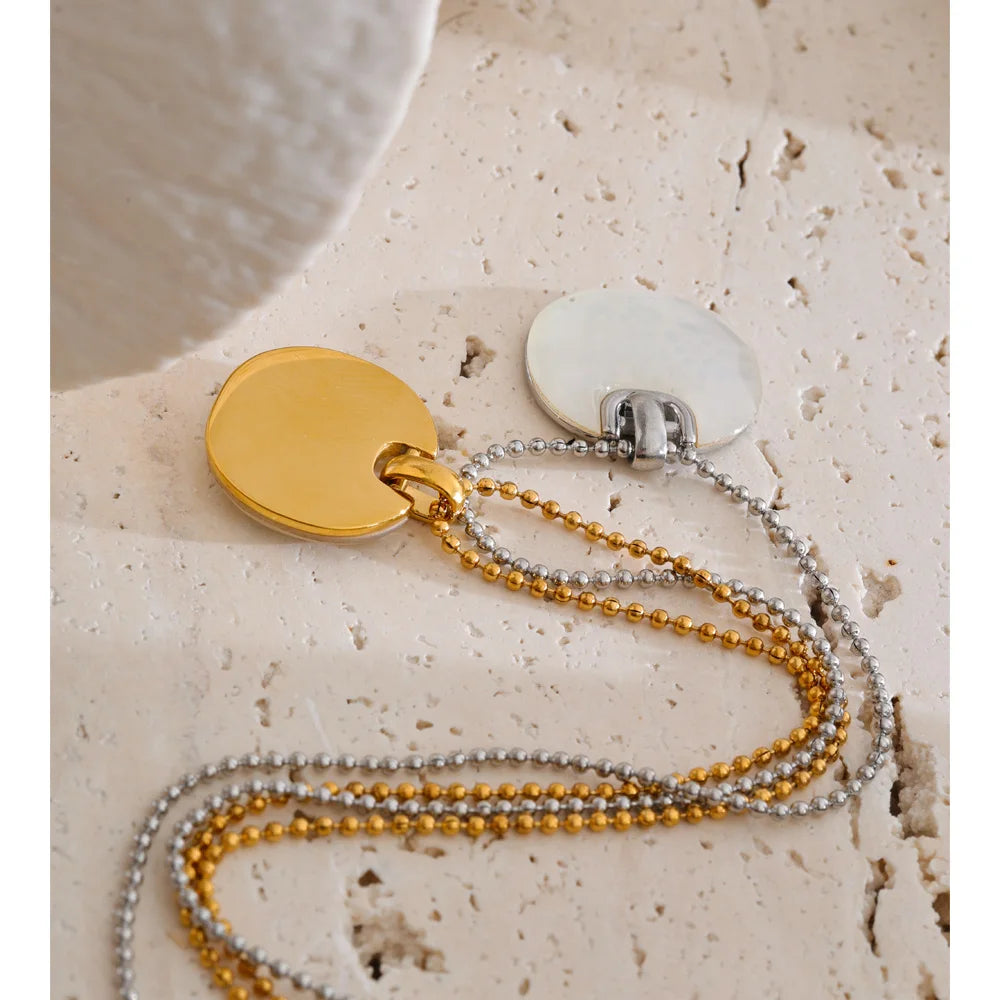 Shell geometric necklace in gold-plated stainless steel with shell.