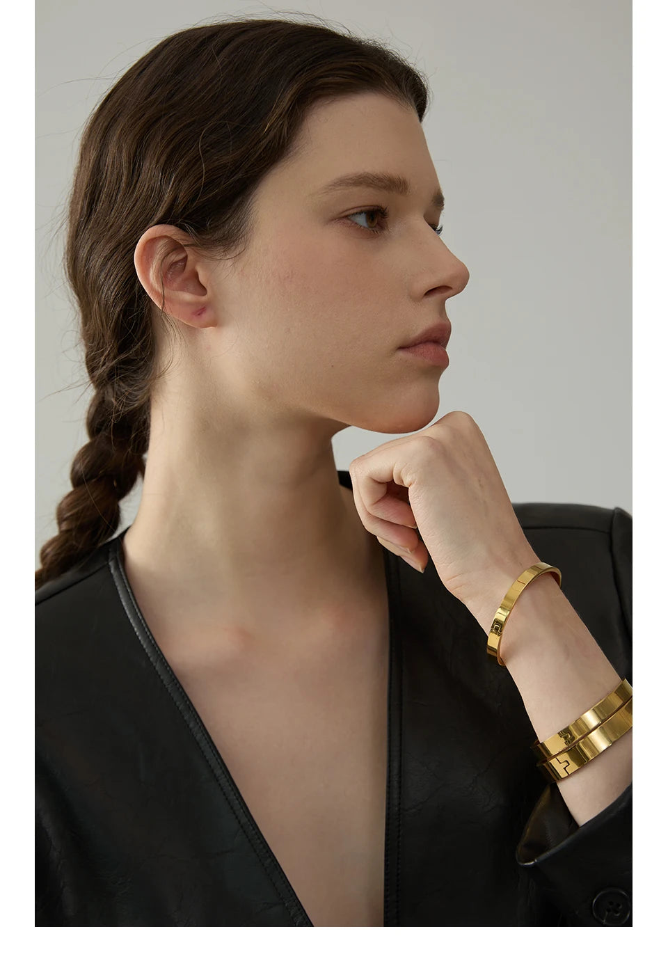 Geometric bracelet in gold-plated stainless steel.